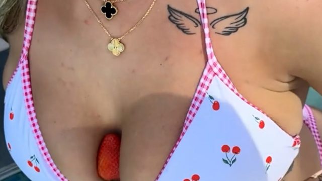 Kaitlyn Krems Tease Boobs In Pool